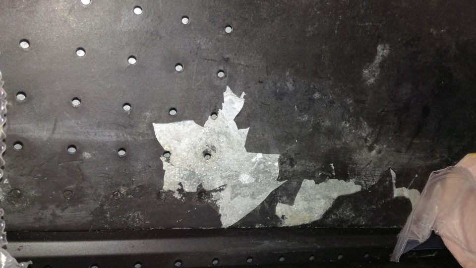 Olupujúci sa povrchový náter na zadnej strane chladiacej vitríny.