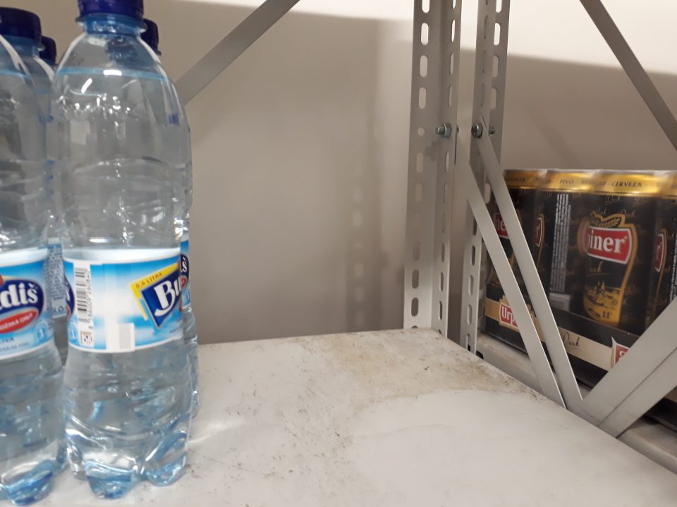 znečistenie regálov slúžiacich na uchovávanie nealko nápojov