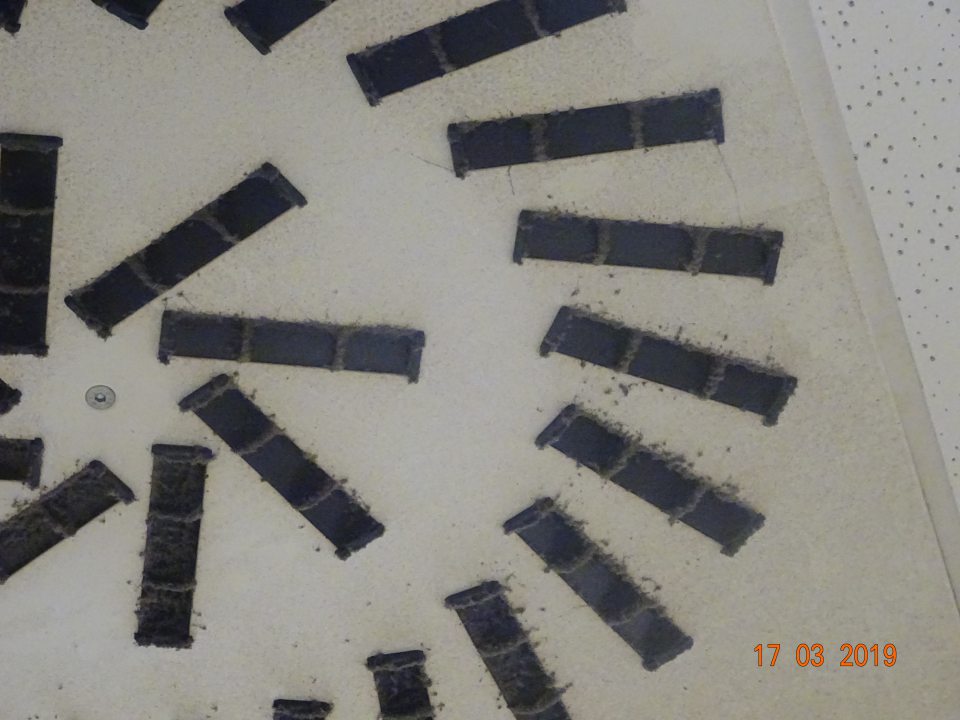 Znečistené stropné odsávacie zariadenie (digestor) prachom.