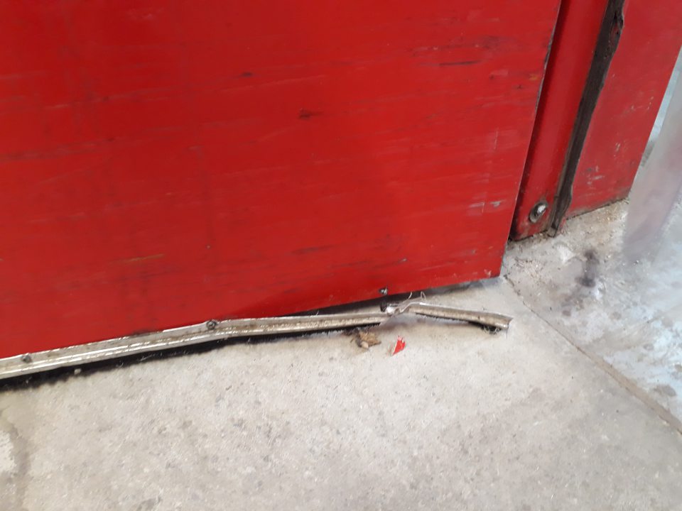 odtrhnutá vytesňovacia lišta na bezpečnostných dverách