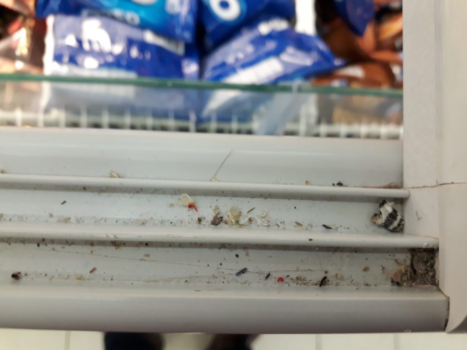 znečistenie na ťažko dostupných miestach v chladiacom zariadení