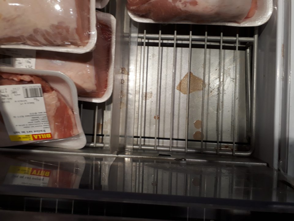 Znečistená chladiaca vaňa slúžiaca na uchovávanie baleného mäsa