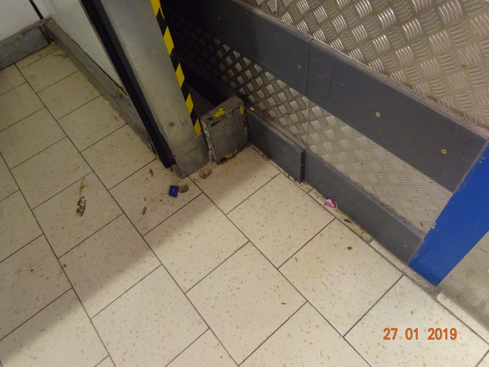 V zázemí (v sklade) znečistená podlaha v okolí príjmových dvier.