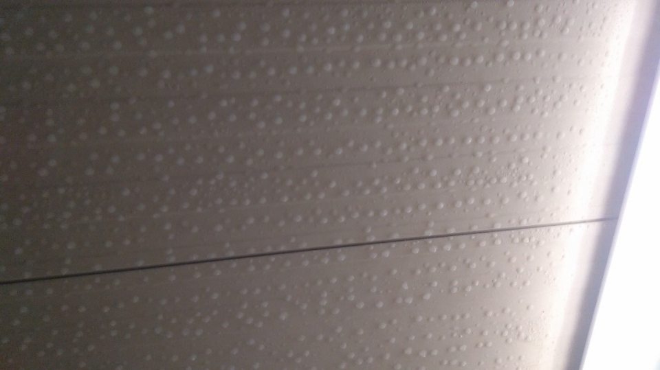 vrstva namrznutého ľadového povlaku v mraziacom boxe v zázemí predajne