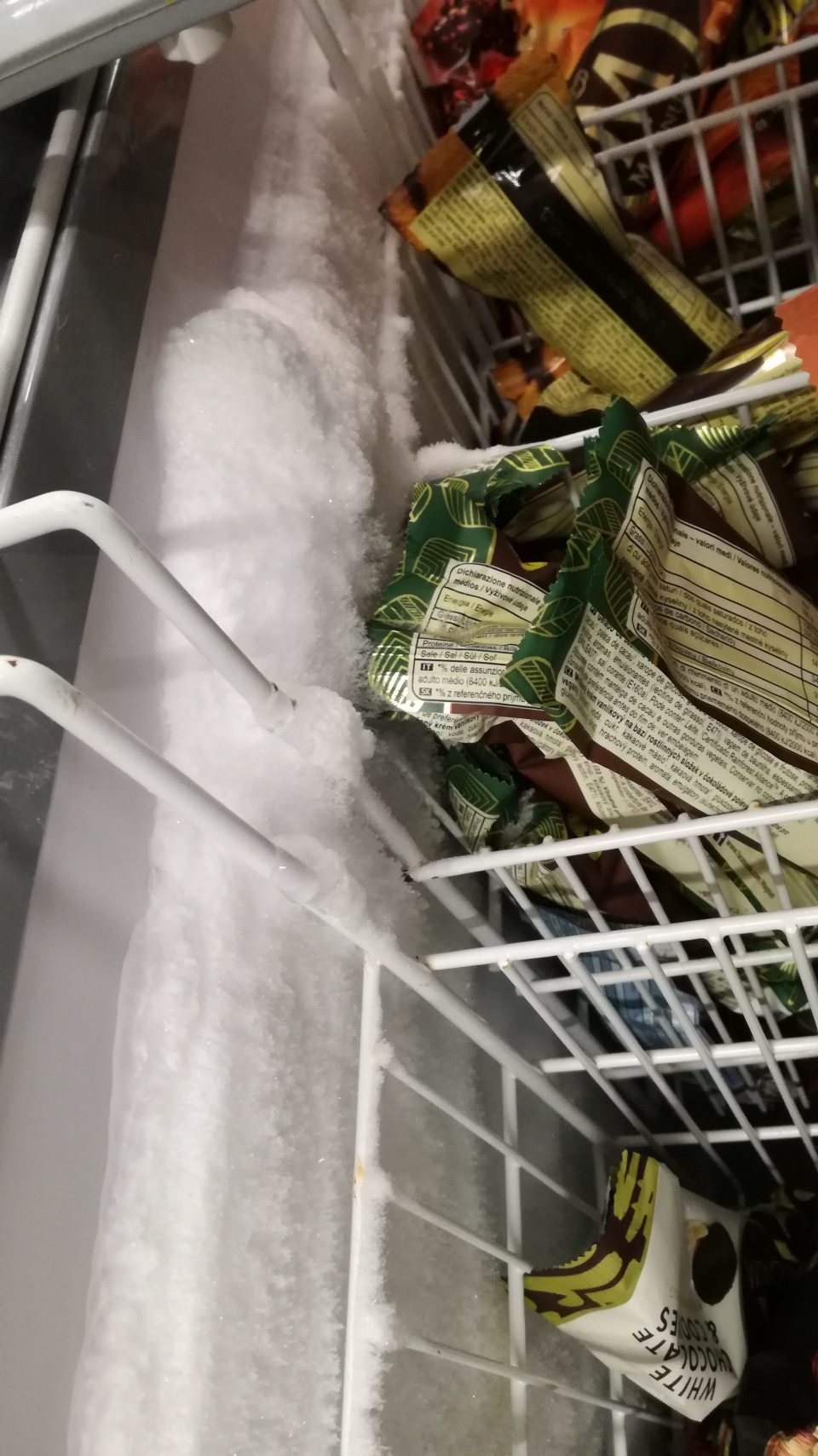 Námraza v mraziacich zariadeniach na predajnej ploche.