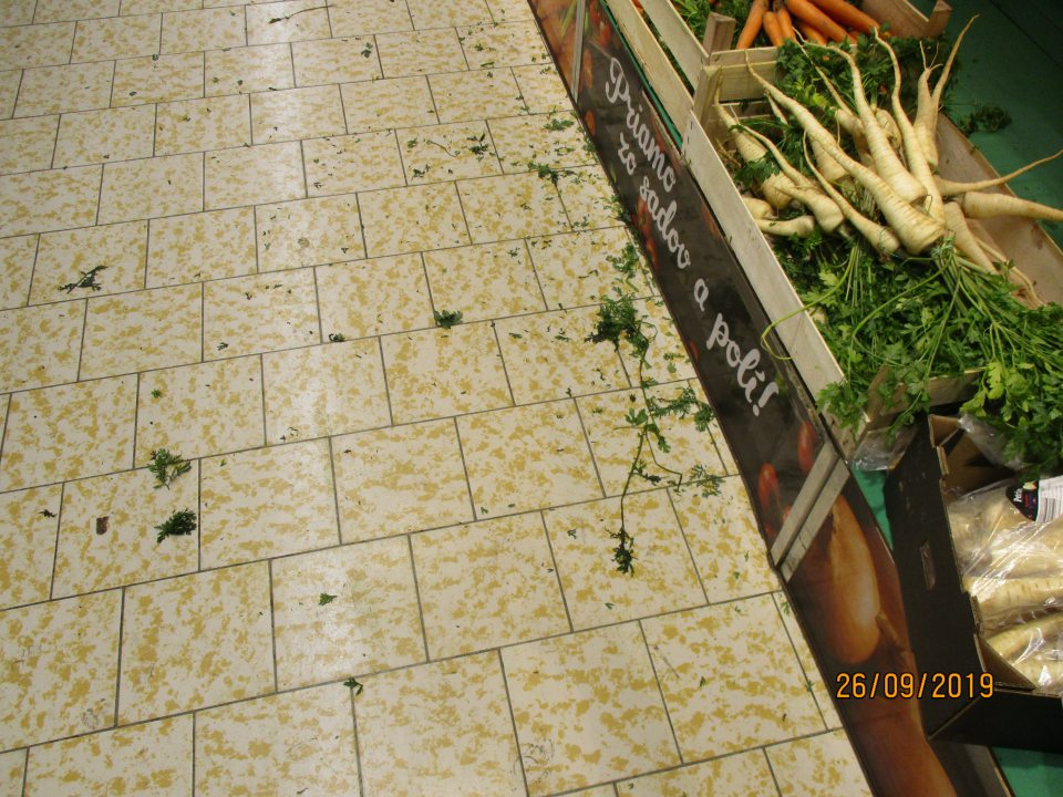 Podlaha v predajných priestoroch predajne na viacerých miestach znečistená zvyškami potravín, nalepenými nečistotami, prachom.