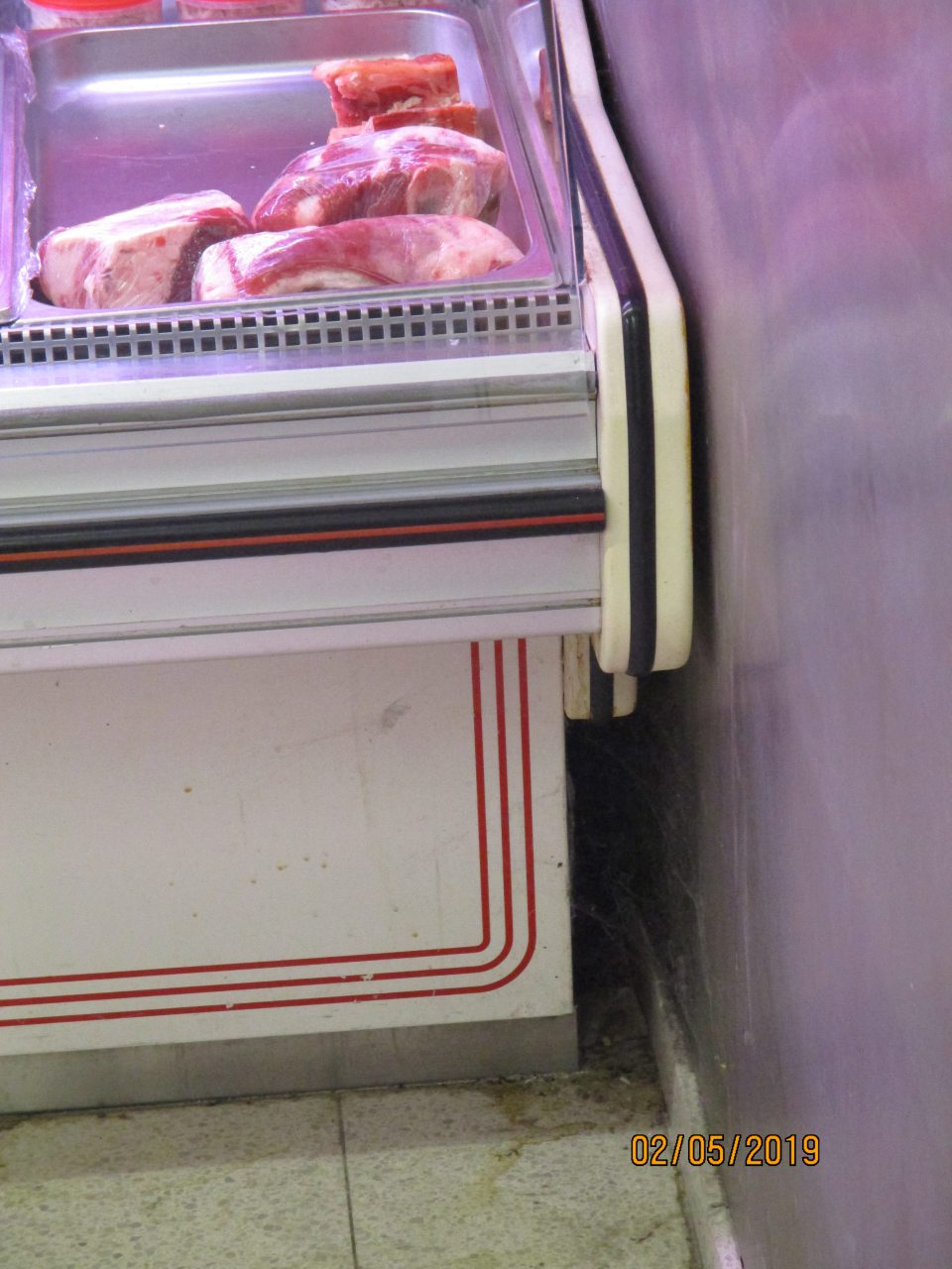 Znečistená podlaha na úseku predaja mäsa a mäsových výrobkov výrobkov.