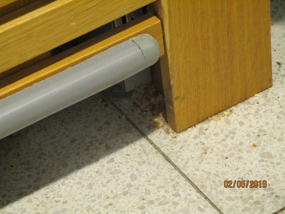 Znečistená podlaha na úseku predaja pekárskych výrobkov.