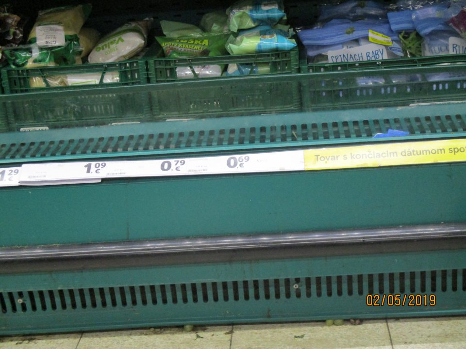 Znečistená podlaha na úseku predaja ovocia a zeleniny.