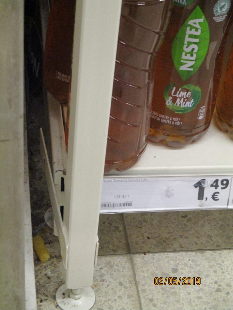 Znečistená podlaha na úseku predaja nealkoholických nápojov.