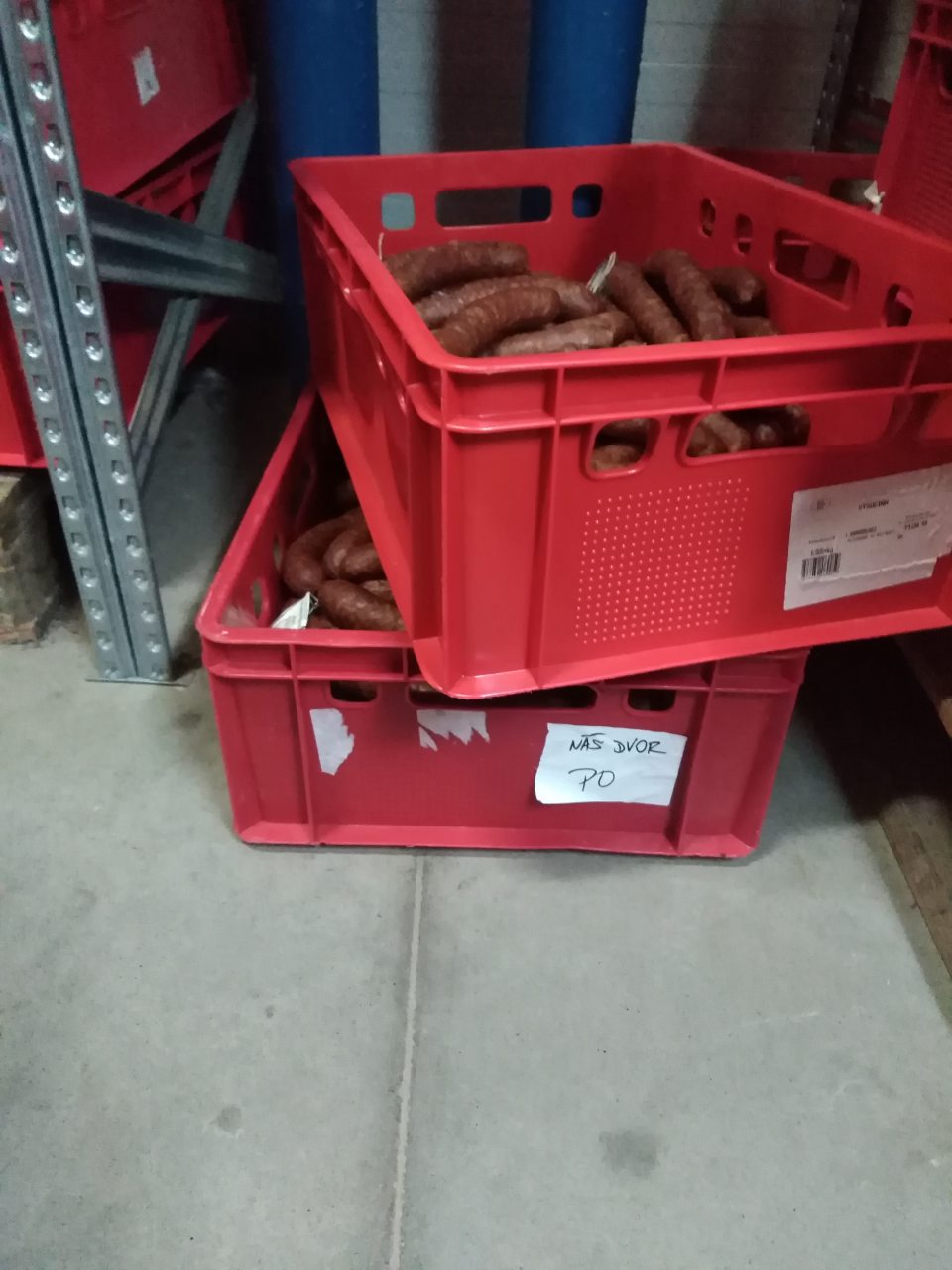 Nevhodné skladovanie mäsových výrobkov priamo na podlahe.