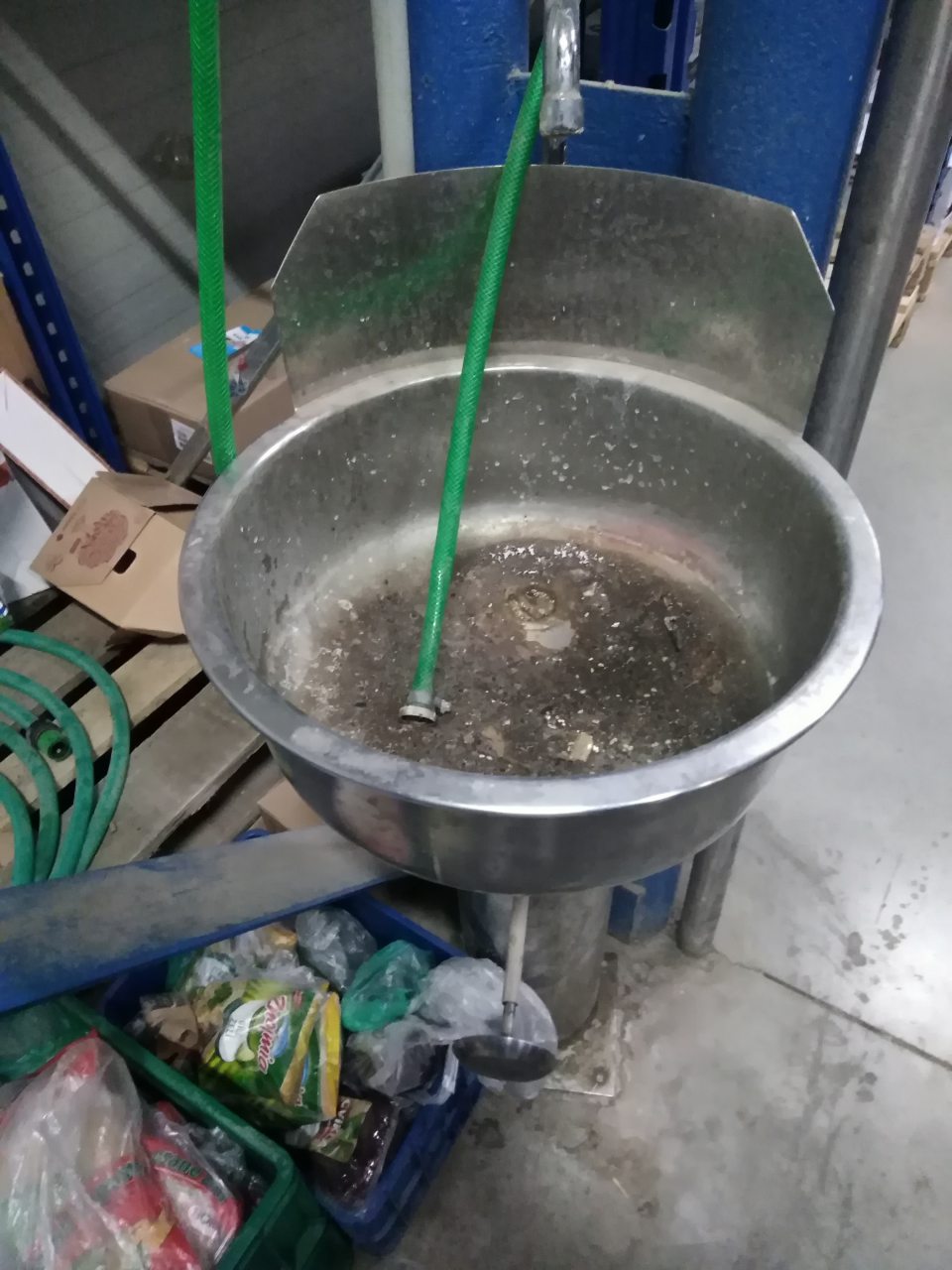 Umývadlo umiestnené v sklade znečistené hrubými nečistotami.