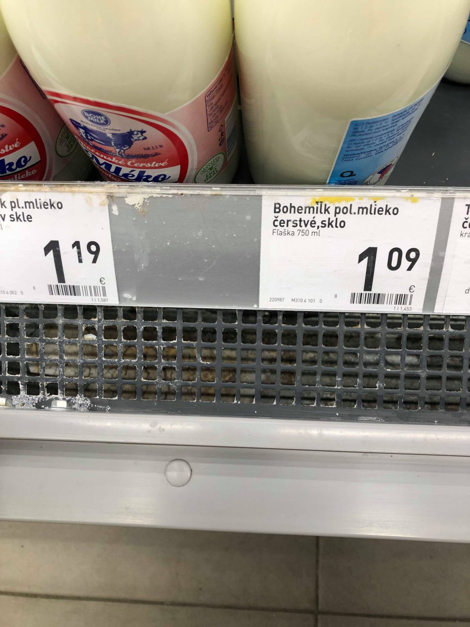 Znečistené chladiace vitríny (chladiaca vitrína mliečne výrobky).