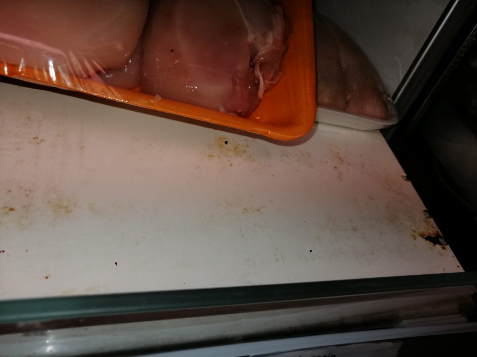 Znečistené chladiarenské zariadenie vytečeným obsahom potravín a následným nalepením prachu.