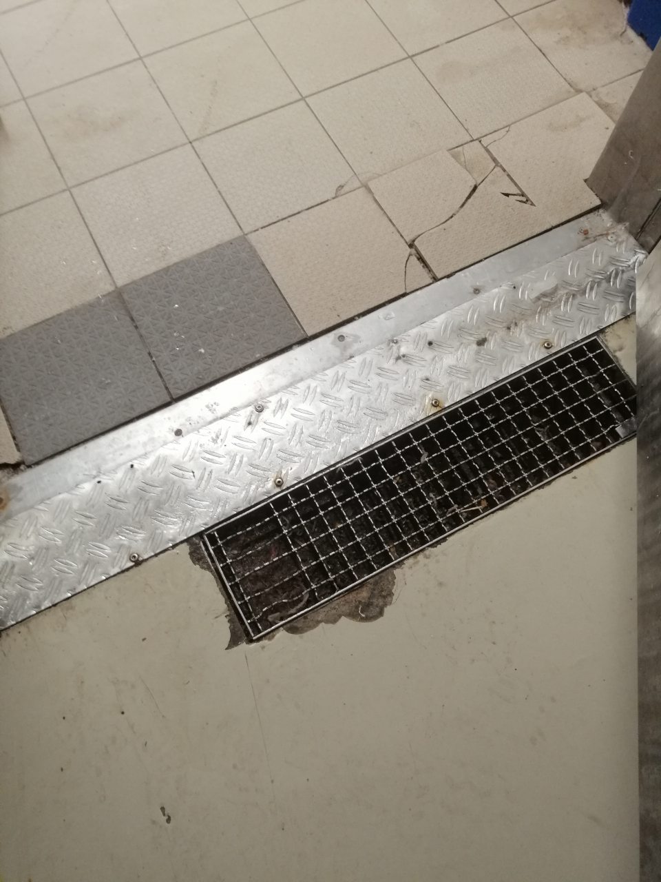 Znečistenie a poškodenie podlahy odlepením dlažby v 2 mraziarenských zariadeniach na skladovanie hlbokozmrazených potravín.