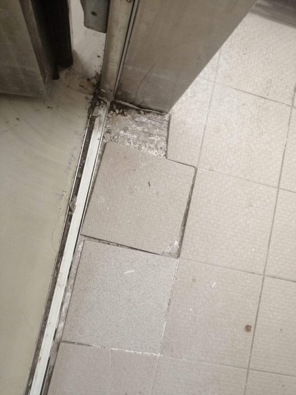Znečistenie a poškodenie podlahy odlepením dlažby v 2 mraziarenských zariadeniach na skladovanie hlbokozmrazených potravín.