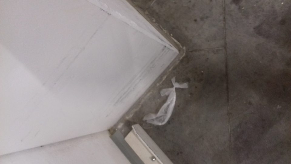 Podlaha v suchom sklade potravín silne znečistená obalovým materiálom, nánosmi zastaranej špiny a prachu.