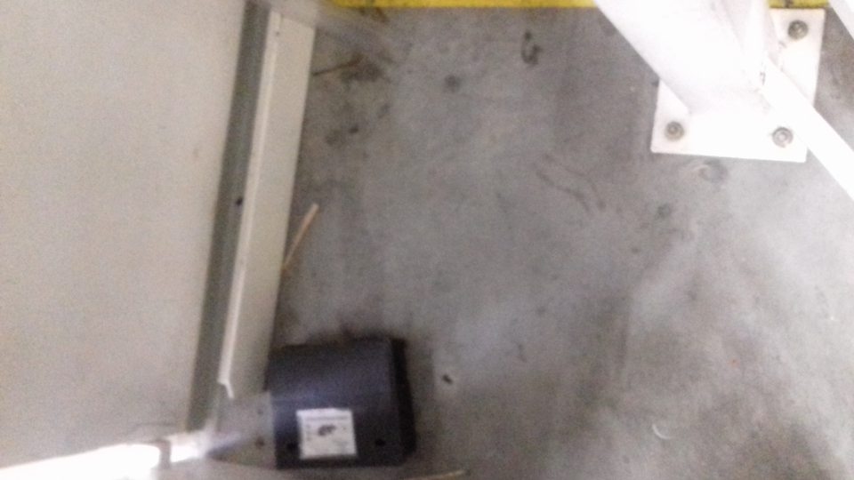 Podlaha v sklade čerstvých potravín znečistená obalovým materiálom, nánosmi zastaranej špiny a prachu.