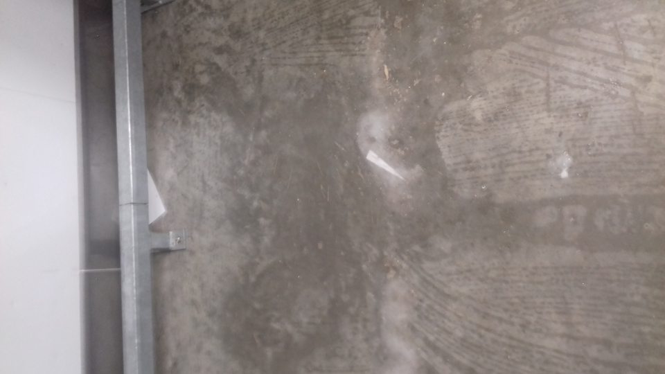 Podlaha v sklade v mraziacom boxe dopekov znečistená obalovým materiálom a v zadnej časti na podlahe sa vyskytovala námraza.