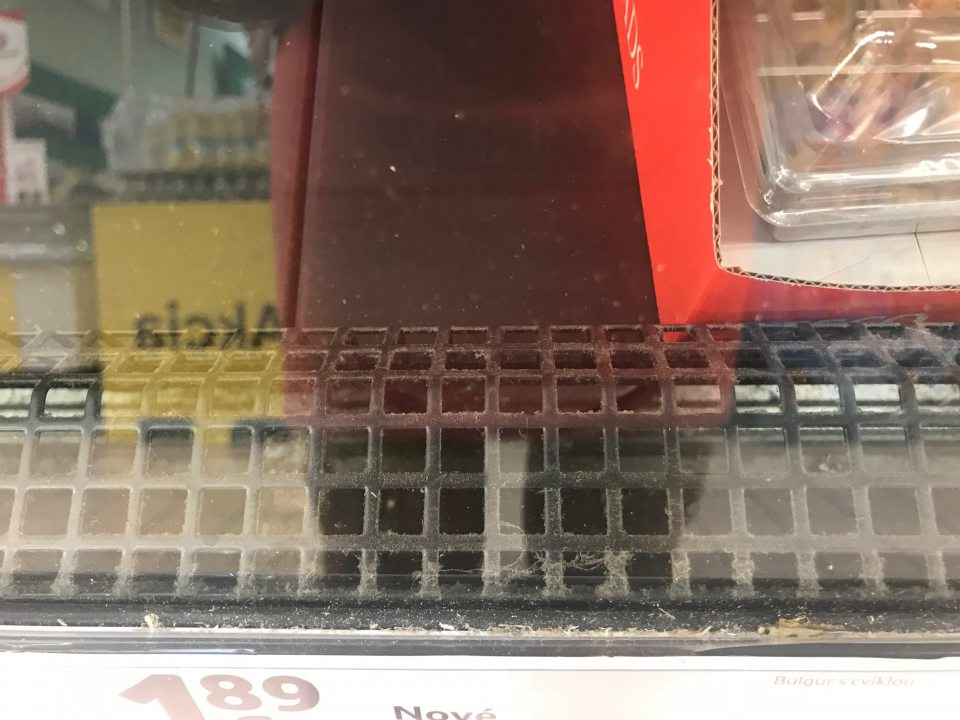 Otvorené chladiace zariadenia(šaláty, nápoje) pri vstupe do predajne -priestor v prednej časti pod mriežkami a mriežky silne znečistený chuchvalcami prachu a hrubou vrstvou nečistôt. 