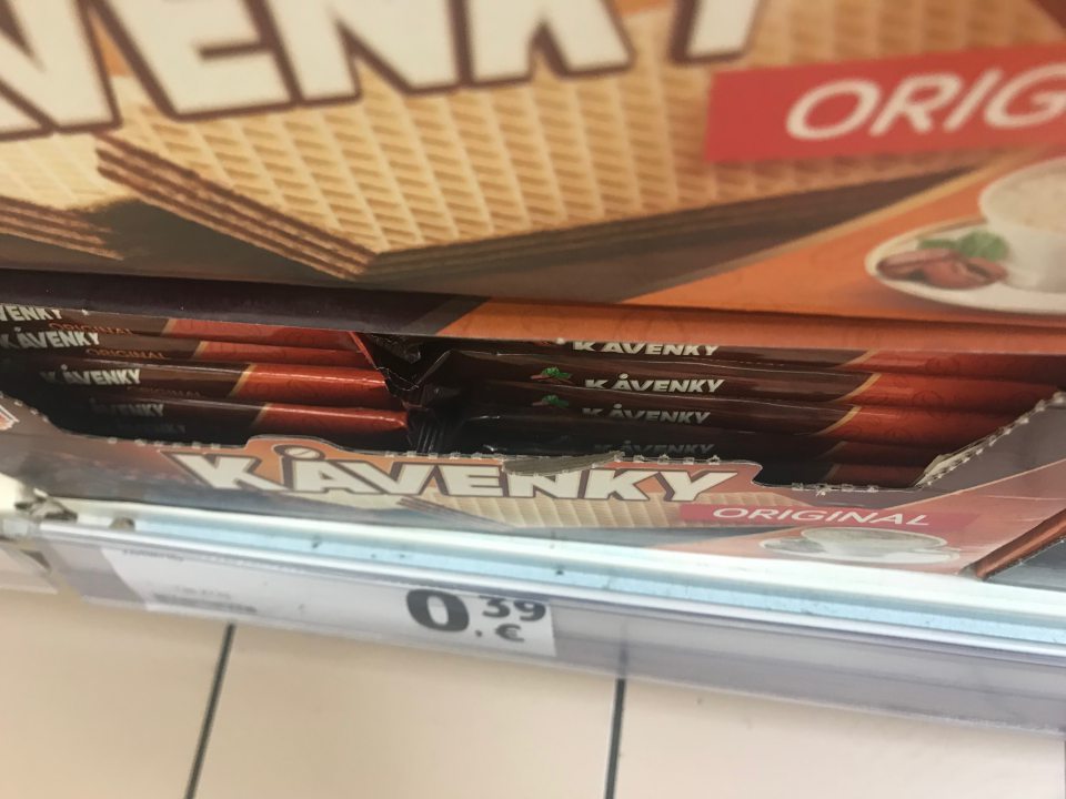 Regály s s trvanlivým pečivom a drážky znečistené chuchvalcami prachu. 