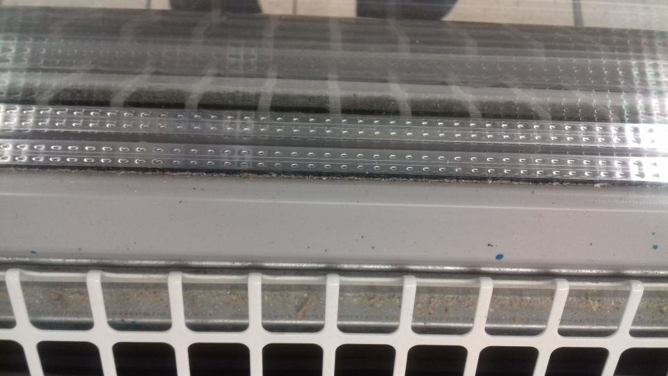 Znečistený priestor pod mriežkami v mraziacich vaniach a v mraziacich zariadeniach