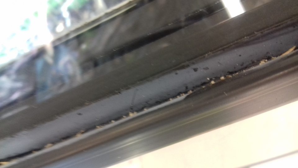 Znečistené gumové tesnenie prachom a zvyškami potravín na mraziacich vitrínach