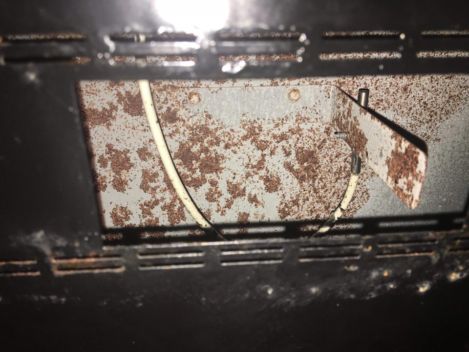 Znečistený a korodujúci priestor chladiacej vitríny s mäsovými výrobkami v lahôdkárskom kútiki