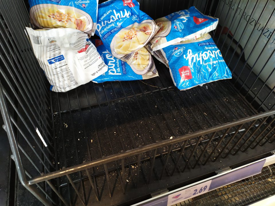 Spodné police mraziacich zariadení znečistené drobnými nečistotami, zvyškami potravín resp. obalovým materiálom.