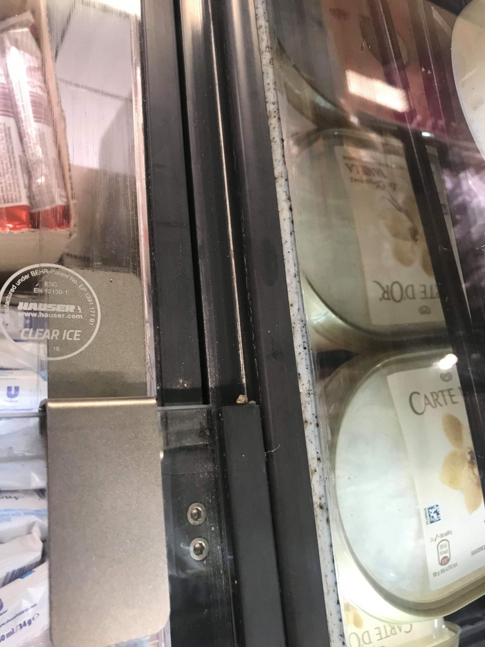 Zistená pleseň v silikónových spojoch medzi mraziacimi vaňami a vertikálnymi mraziacimi zariadeniami na predajnej ploche.