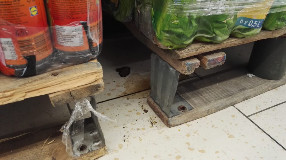 Znečistená podlaha na ťažko dostupných miestach.