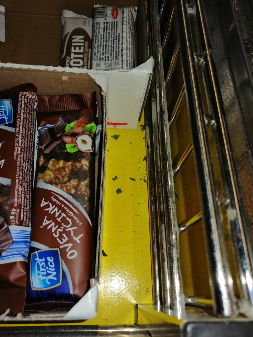 Znečistené regále na predajnej ploche.