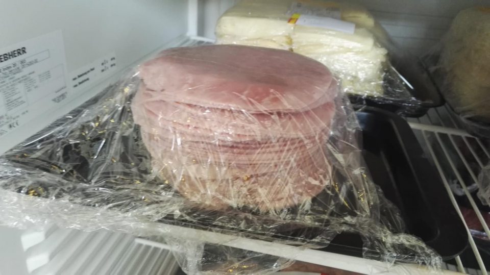 Neoznačené vopred nakrájané mäsové výrobky určené na predaj konečnému spotrebiteľovi.