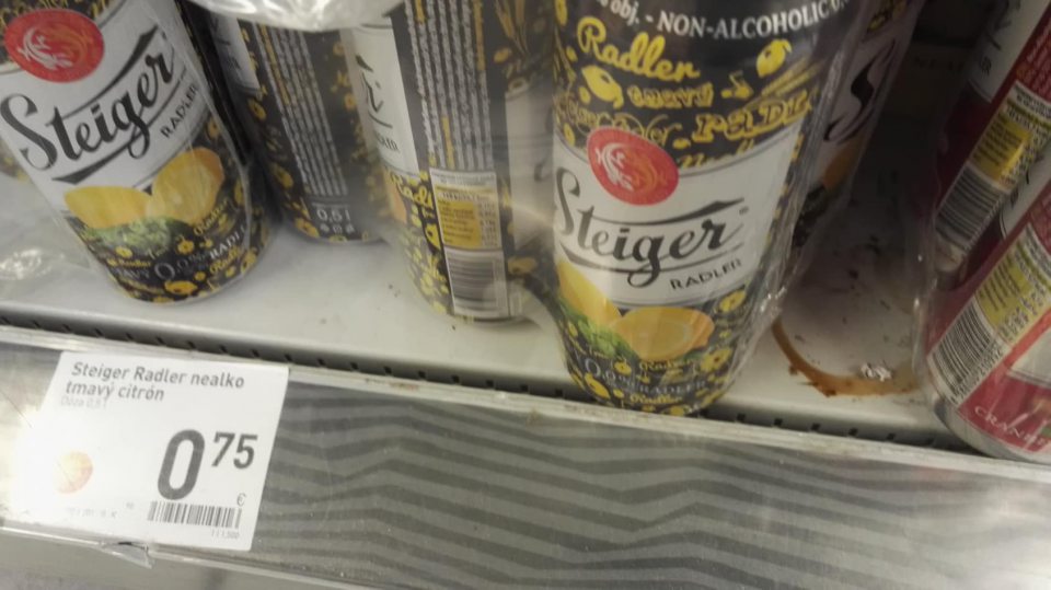 Nedostatočná hygiena na regáloch na predajnej ploche.