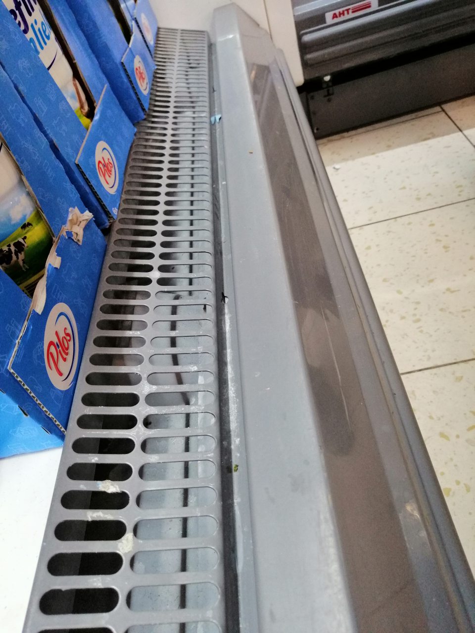 Znečistenie mriežok chladiarenského zariadenia s mliekom a mliečnymi výrobkami.