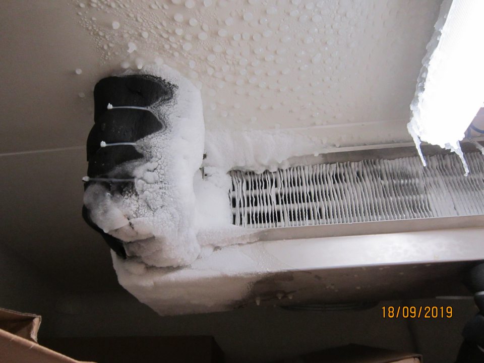 V mraziarenskom sklade silná vrstva námrazy na strope v blízkosti chladiarenskej jednotky a na chladiarenskej jednotke.