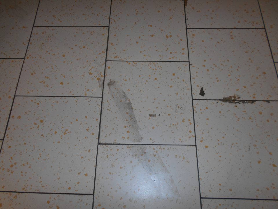 Lokálne znečistená podlaha v sklade.