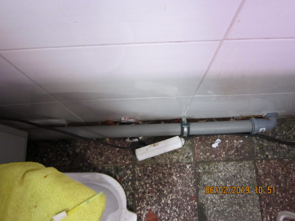 Napadané nečistoty za predajným pultom.