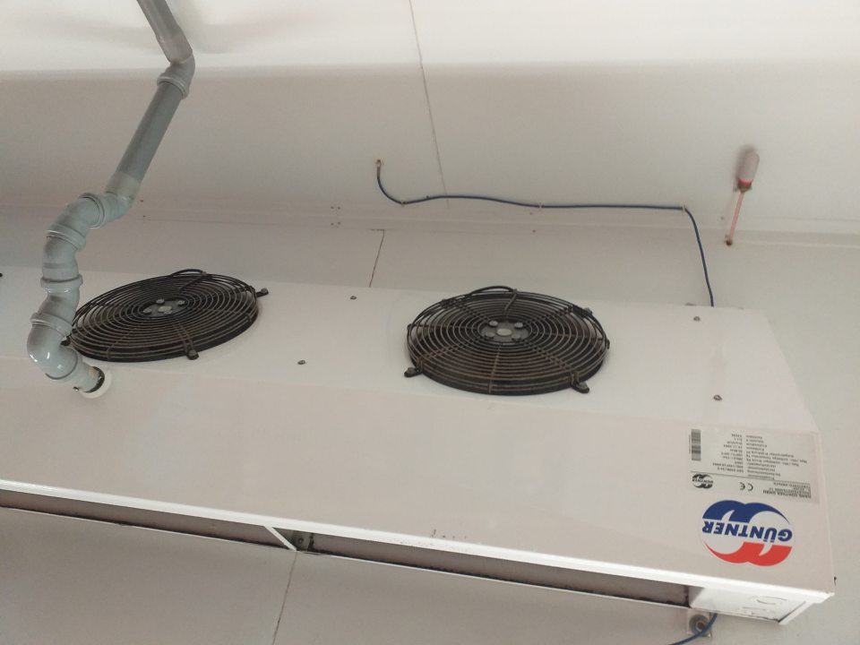 znečistené ventilačné mriežky na klimatizačnom zariadení v chladiacom boxe mäsa