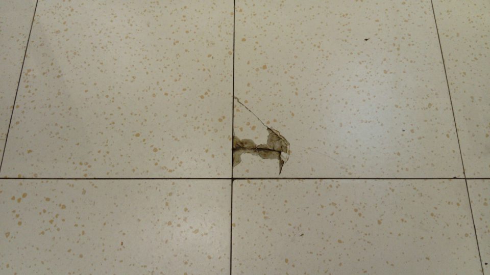 Poškodená dlažba na predajnej ploche