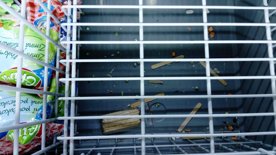 Znečistenie mraziacej vane zvyškami tovaru