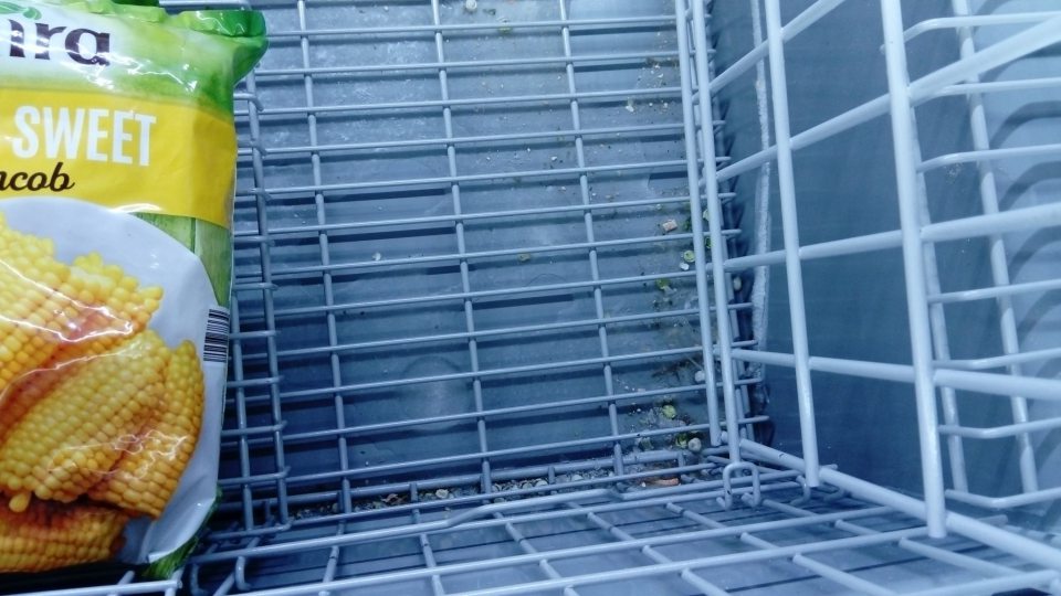 Znečistenie mraziacej vane zvyškami tovaru