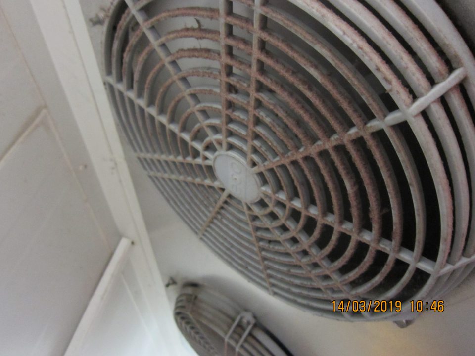 Znečistený kryt ventilátora.