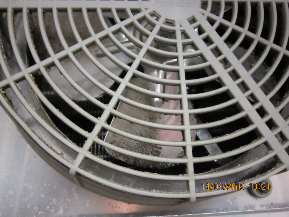 Znečistený ventilátor.