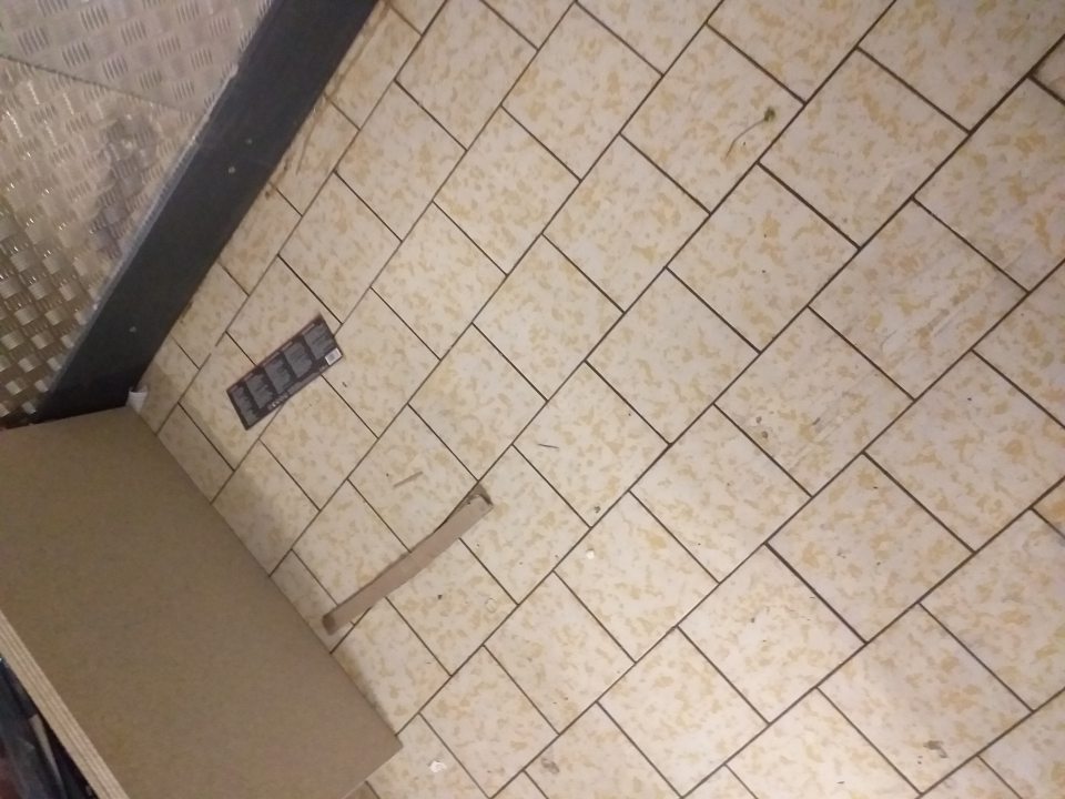 Znečistená podlaha skladu