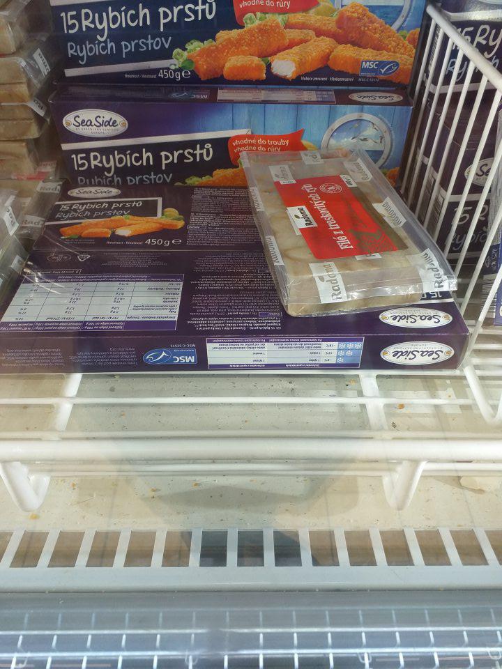 Znečistené spodné časti políc v mraziacom zariadení