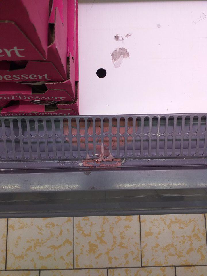 znečistenie priestoru pod mriežkou v chladiacej vitríne