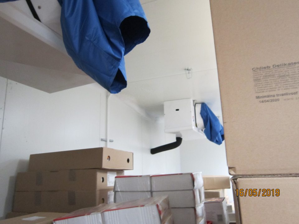 V mraziarenskom sklade - TIKO - silná vrstva námrazy na strope v blízkosti chladiarenských jednotiek.