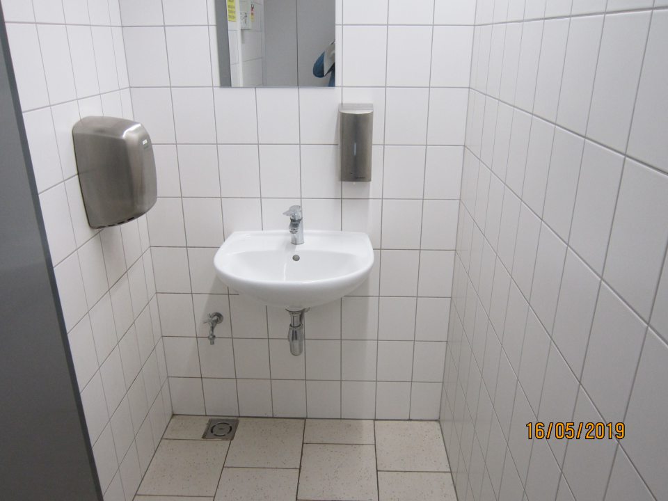  V predsieni záchodu pre zamestnancov v sklade predajne sa nenachádzala krytá nádoba na odpad. 