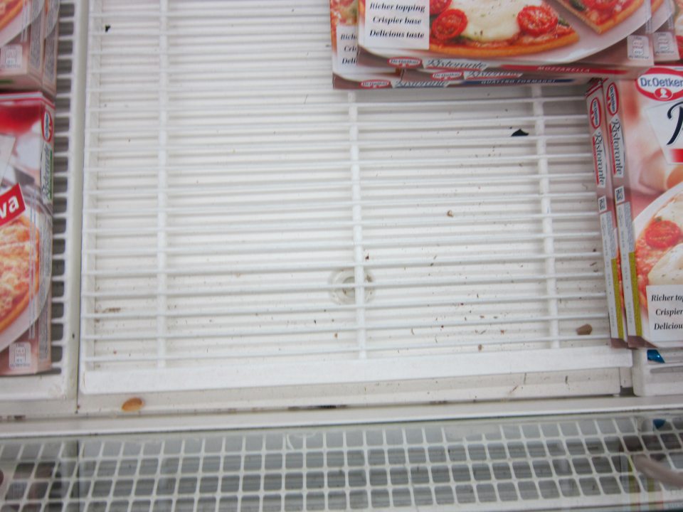 Znečistený mraziaci box.